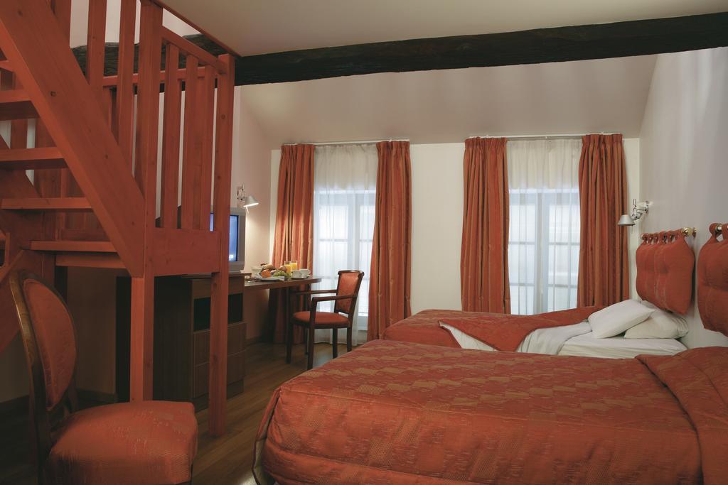 Le Saint Michel Hotel Sedan Bagian luar foto