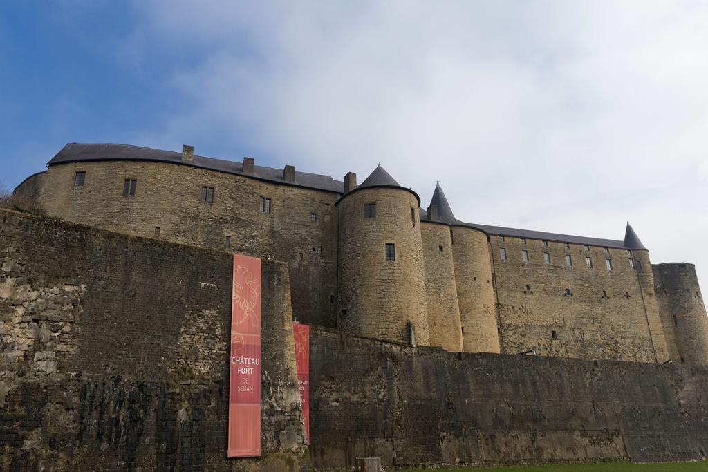 Le Saint Michel Hotel Sedan Bagian luar foto