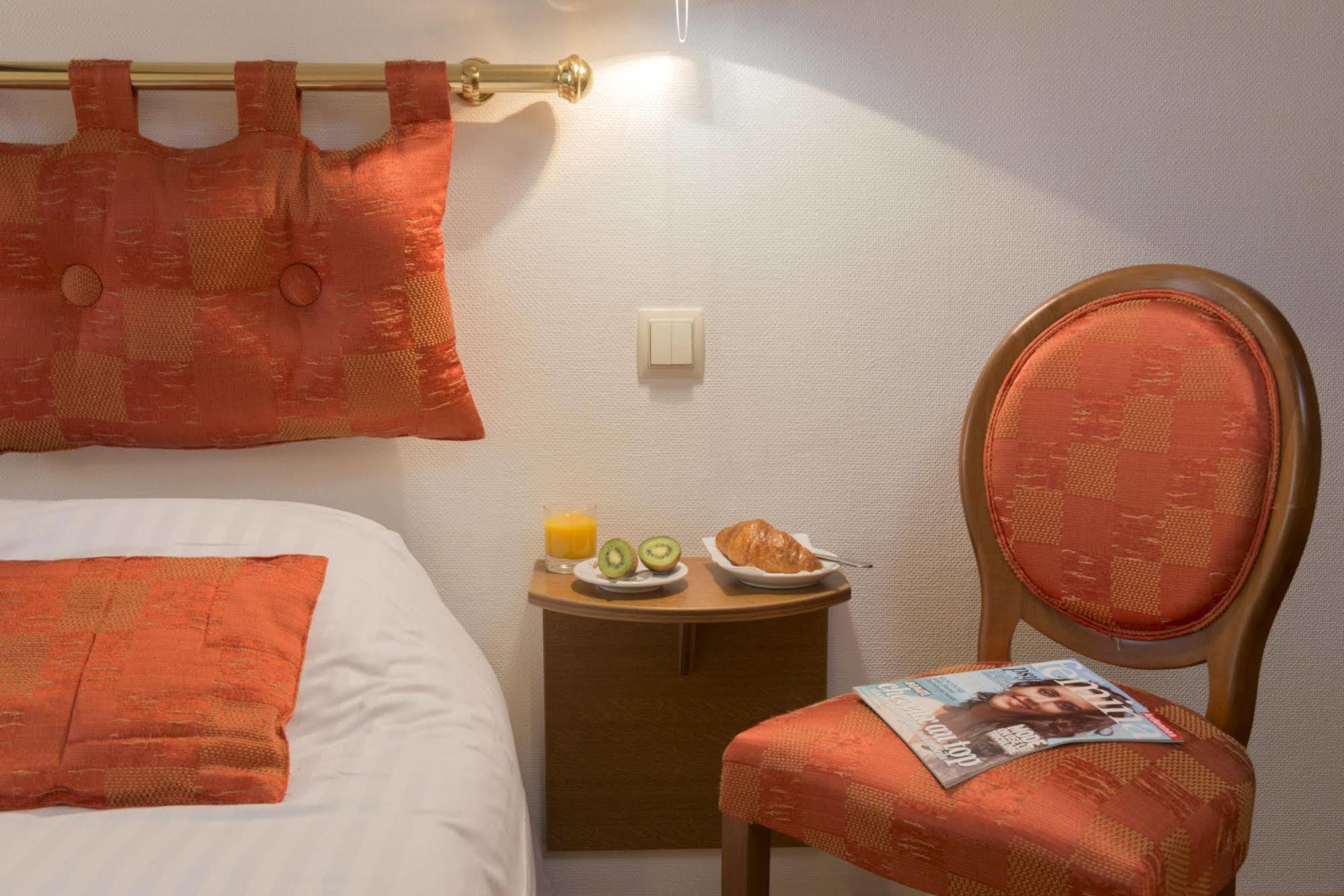 Le Saint Michel Hotel Sedan Bagian luar foto