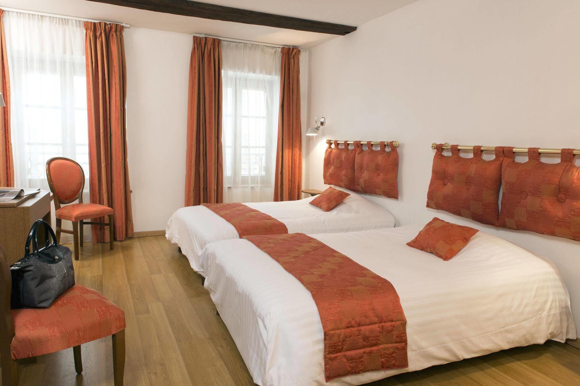 Le Saint Michel Hotel Sedan Bagian luar foto