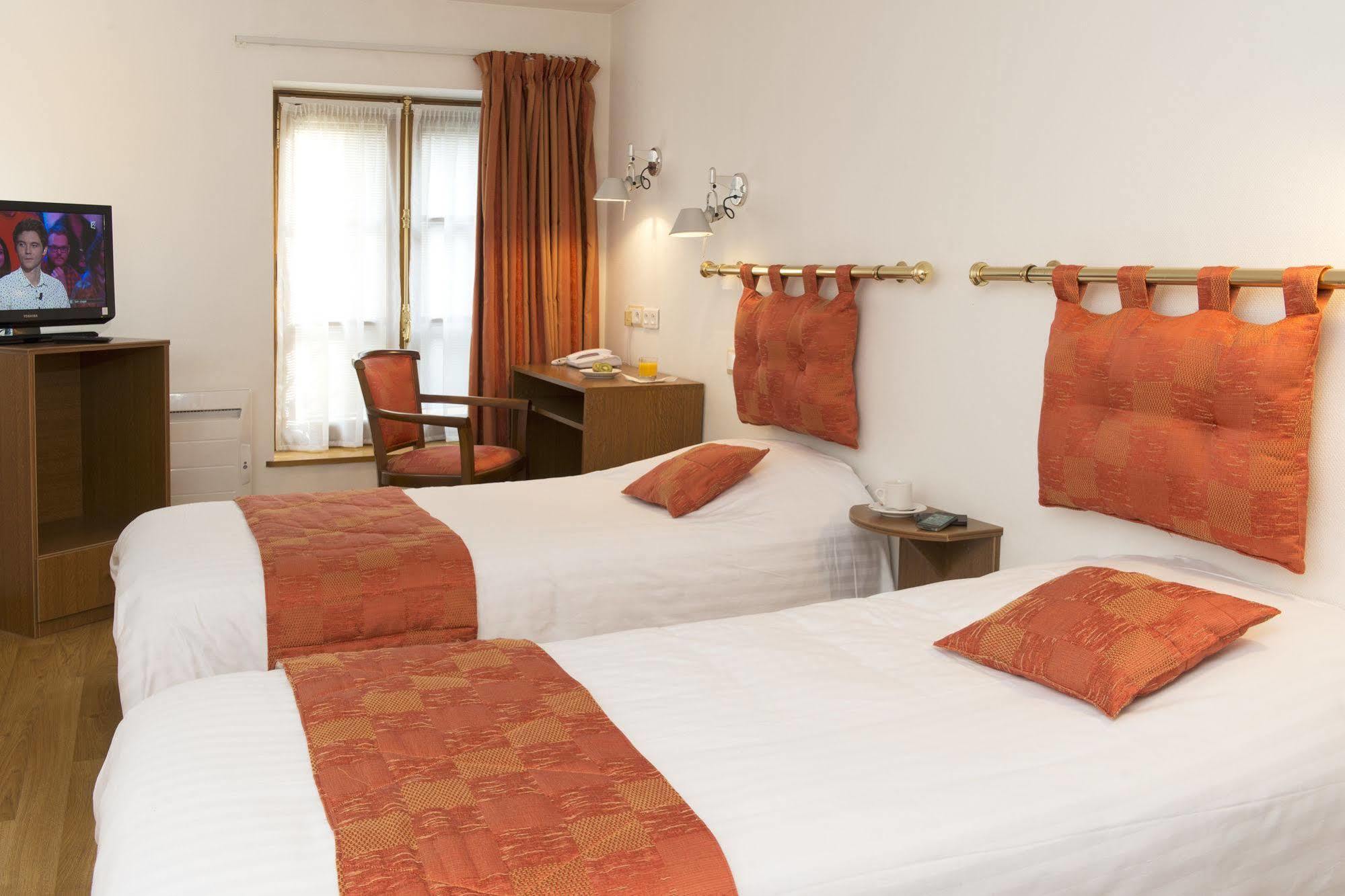 Le Saint Michel Hotel Sedan Bagian luar foto