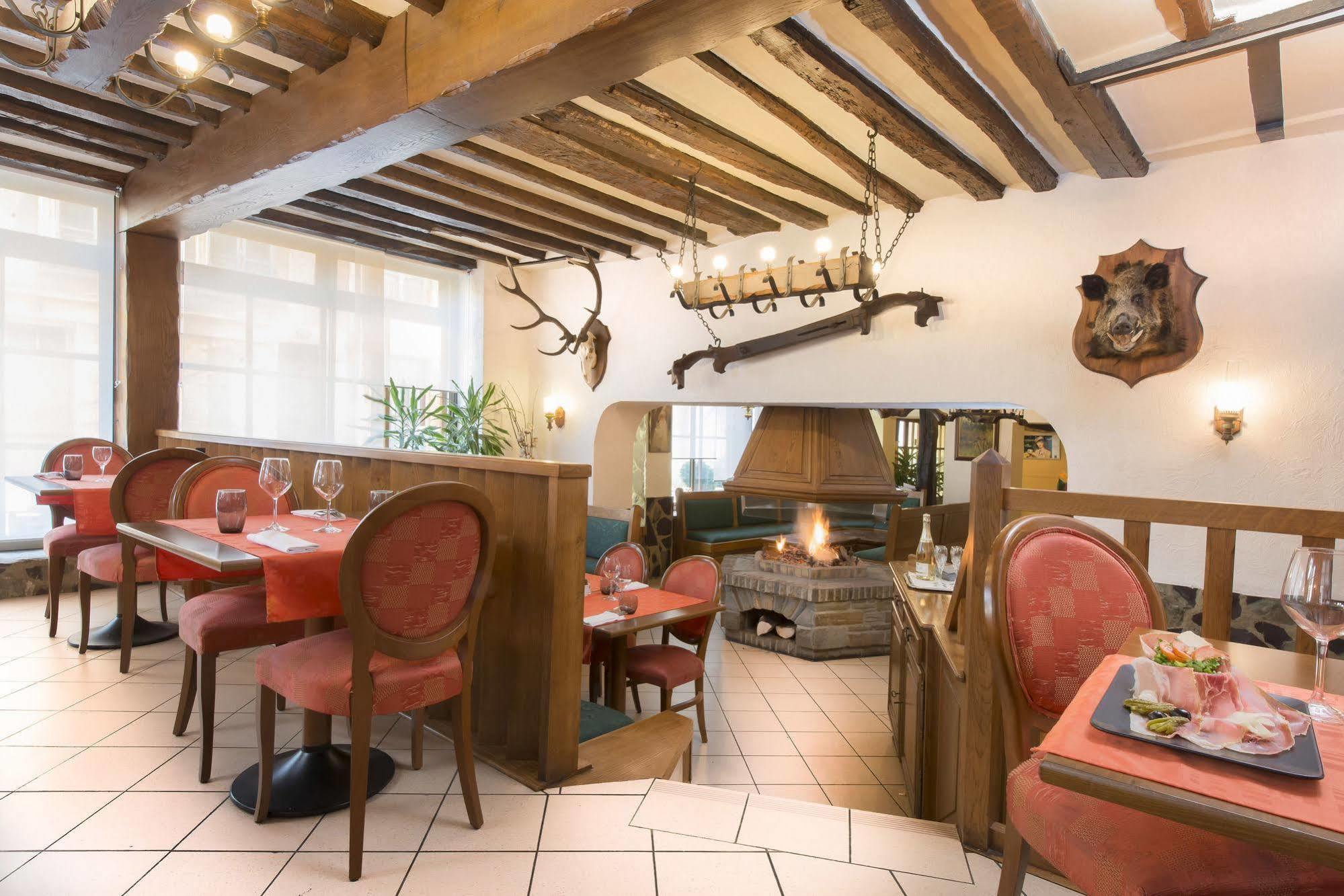 Le Saint Michel Hotel Sedan Bagian luar foto